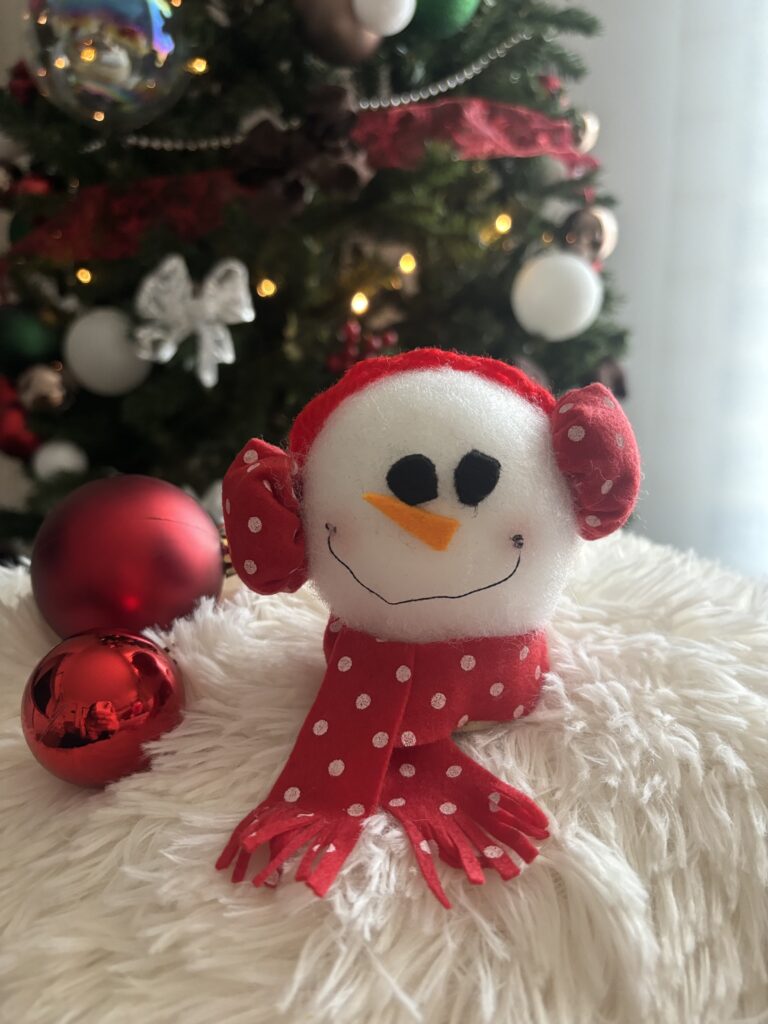 pupazzo di neve con paraorecchie