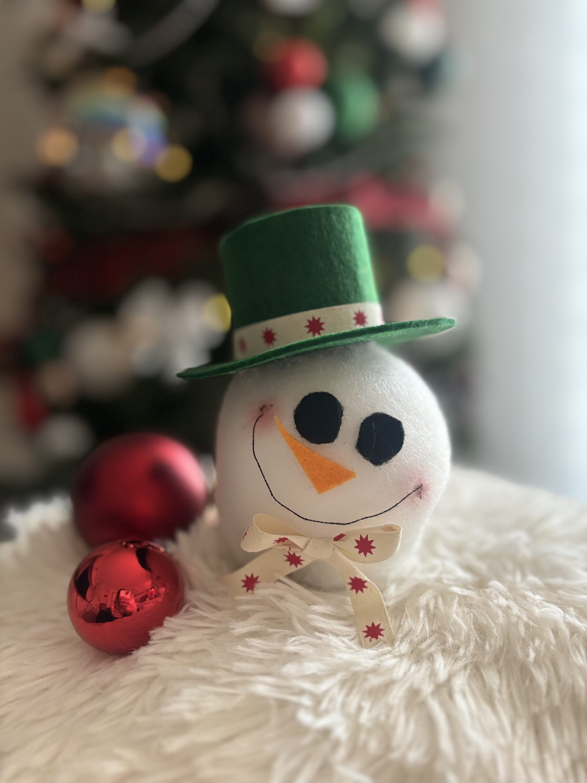 pupazzo di neve con cappello verde